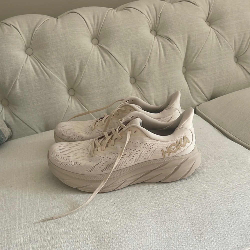 HOKA Clifton 8 size 9, worn a few times! Great condition! Color is Eggshell!